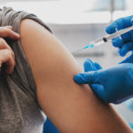 Covid, l’idea dalla Svizzera: un bonus per chi convince un amico a vaccinarsi