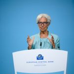 Lagarde: “L’inflazione scenderà, ma servirà più tempo del previsto”
