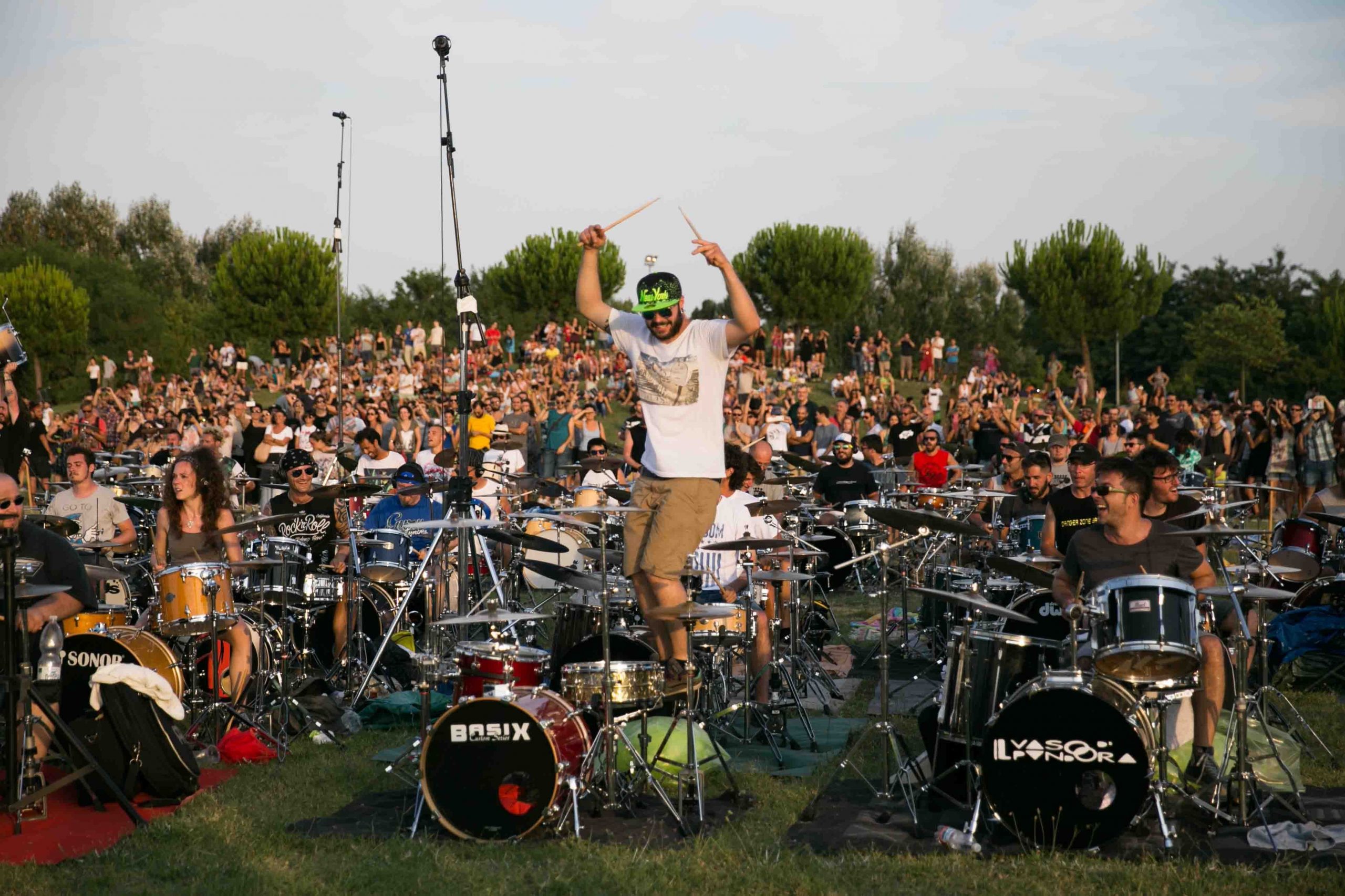 Rockin’1000, la rock band più grande del mondo lancia una raccolta fondi