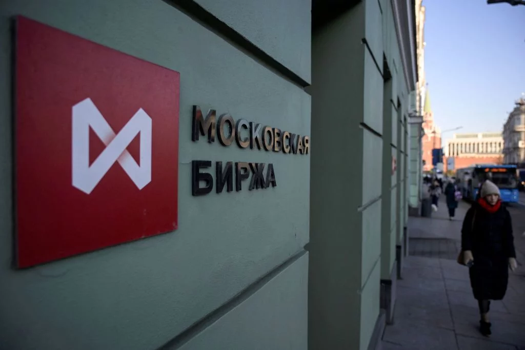 Riapertura "farsa" della Borsa di Mosca: gli stranieri non possono vendere le loro azioni