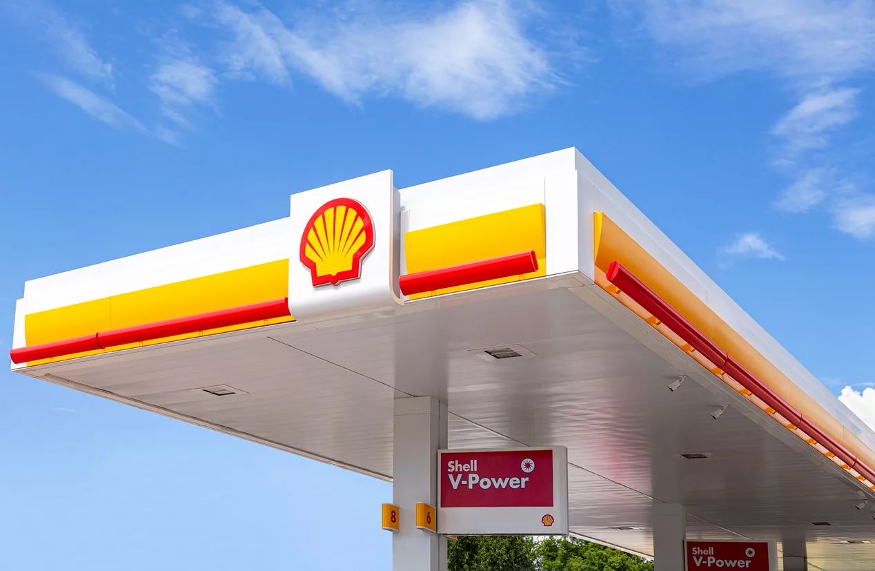 Shell smette di comprare petrolio da Mosca e chiude tutte le stazioni di servizio in Russia