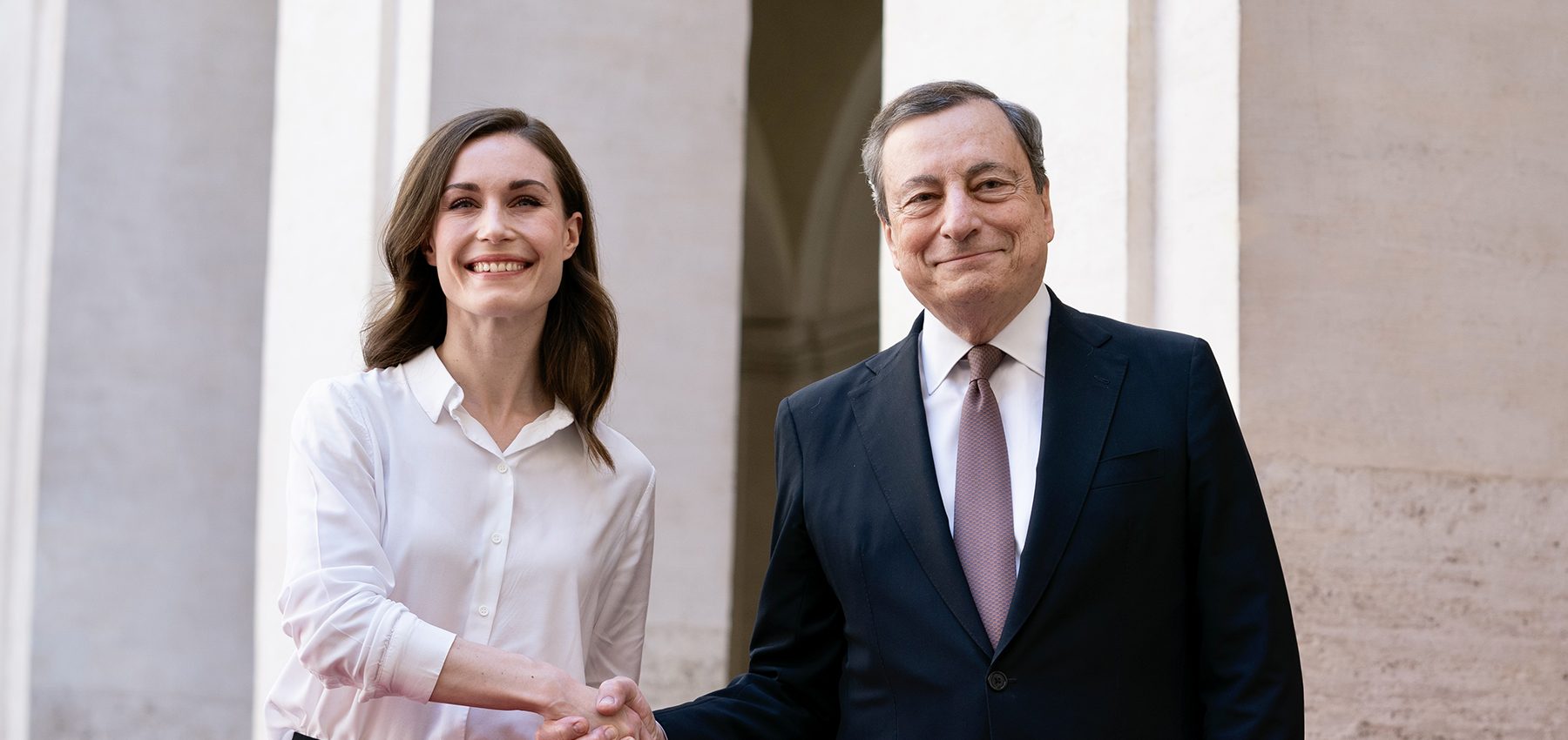 Draghi incontra la premier finlandese Marin: “L’Italia sostiene il vostro ingresso nella Nato”