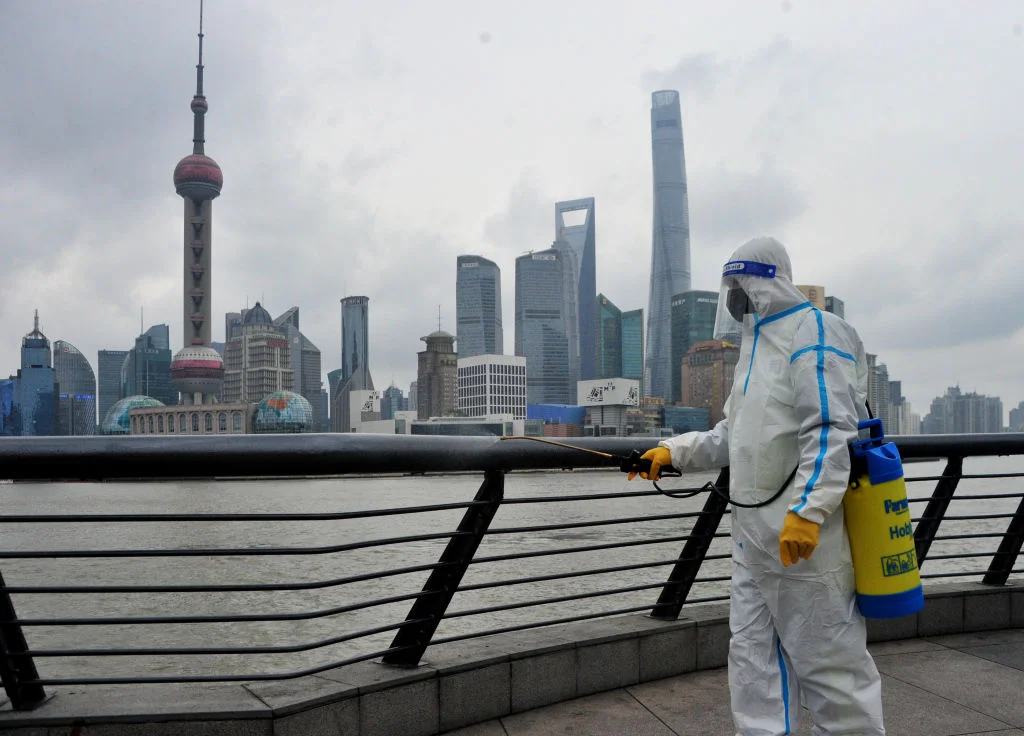 La Cina cambia la strategia anti Covid ma la strada della ripresa resta accidentata