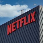 Boom di nuovi abbonati per Netflix (5,9 mln) dopo la stretta sulla condivisione delle password