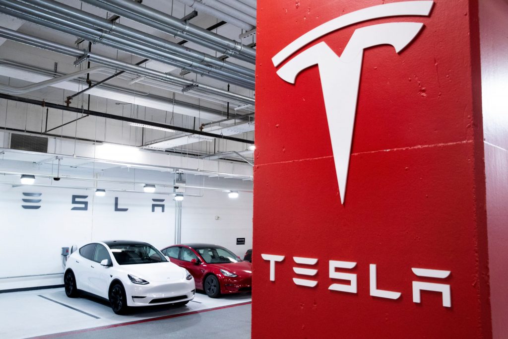 Alla vigilia della trimestrale, Tesla taglia ancora i prezzi