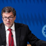 Giorgetti: “Proposta Kkr-Tim rispetta interessi dello Stato”. Titolo in forte rosso in Borsa