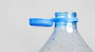 financialounge - bottiglie plastica Plastica sostenibilità tappo Ue
