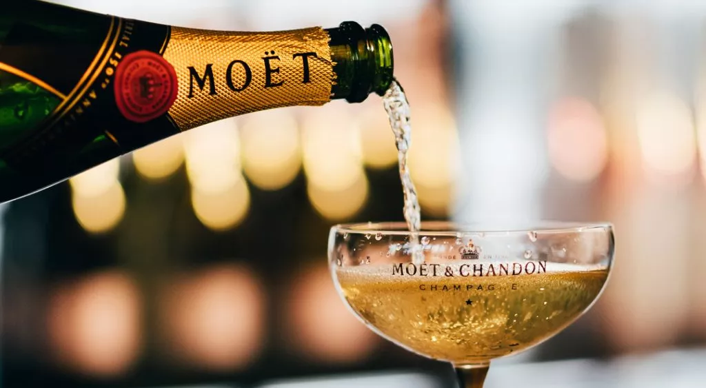 financialounge - Bernard Arnault champagne dazi Hennessy Cognac liquori LVMH Moet & Chandon Veuve Clicquot vini