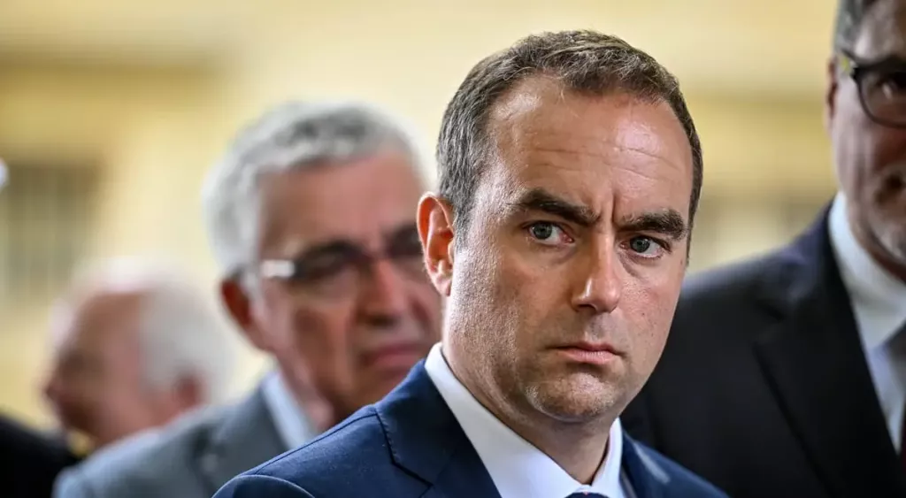 financialounge - crisi francia Emmanuel Macron OaT Francia Sebastien Lecornu titoli di stato